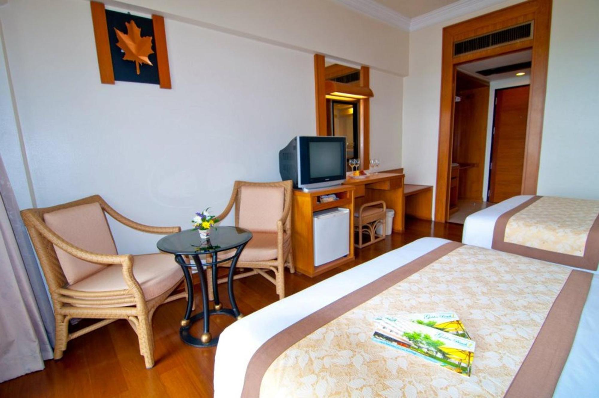 Golden Beach Hotel Pattaya Exterior photo