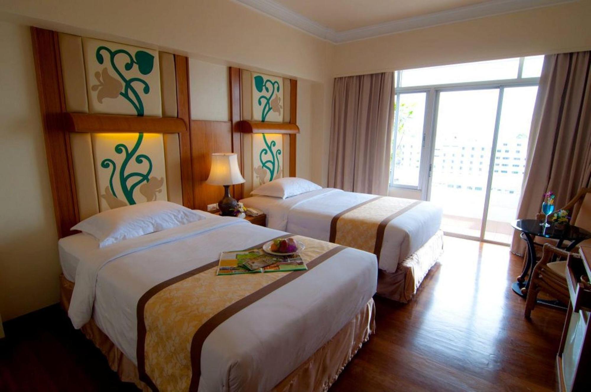 Golden Beach Hotel Pattaya Exterior photo
