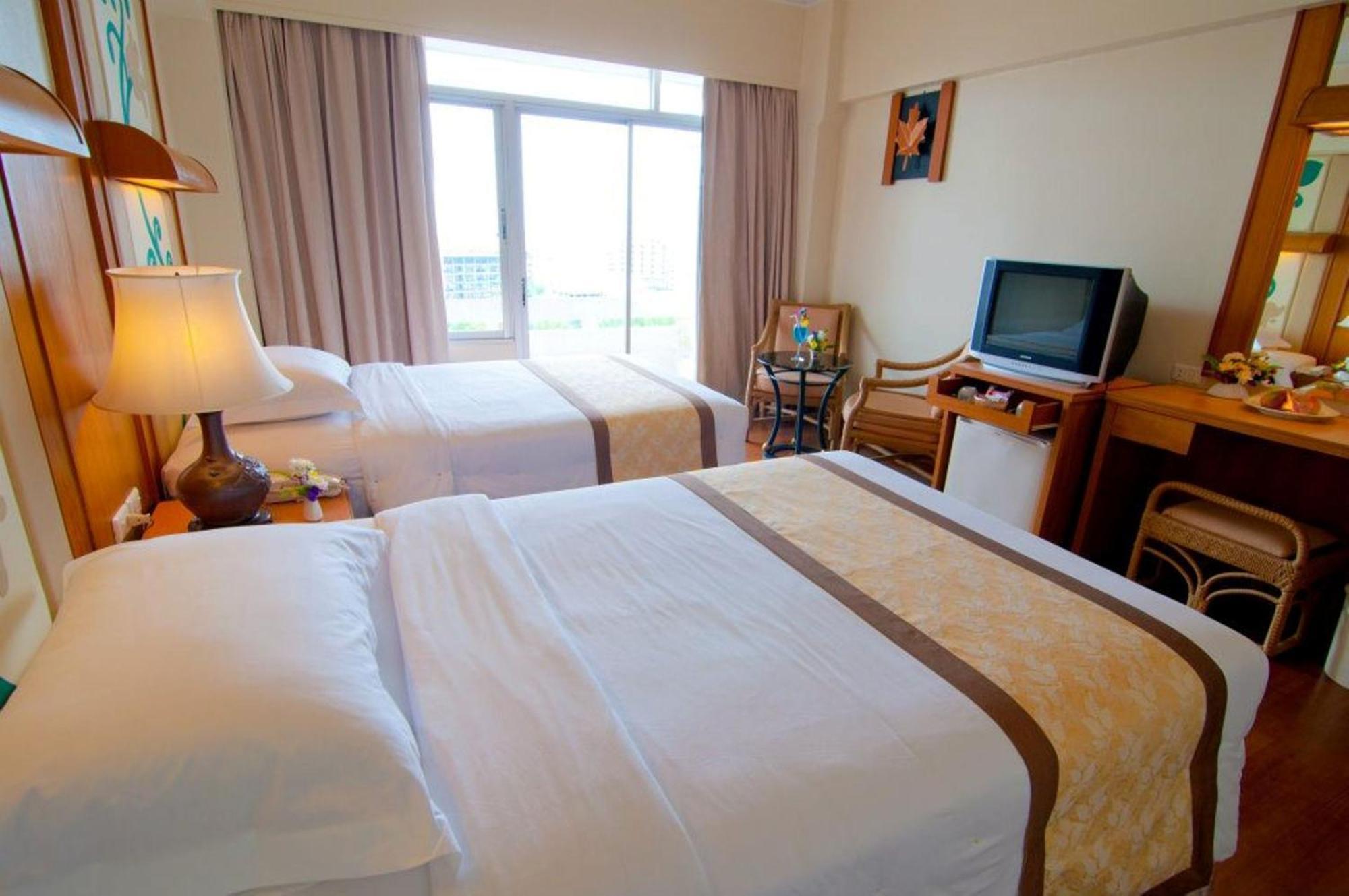 Golden Beach Hotel Pattaya Exterior photo